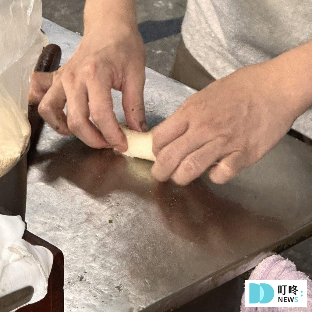無名推車燒餅|台北必比登美食:大推長燒餅、紅豆餅!15元銅板價夜市美食! 無名推車燒餅-製作2