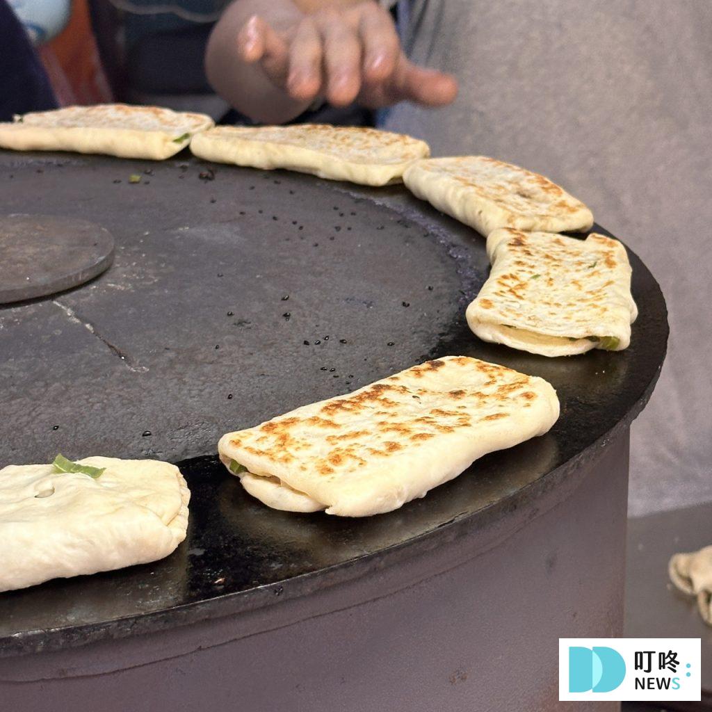 無名推車燒餅|台北必比登美食:大推長燒餅、紅豆餅!15元銅板價夜市美食! 無名推車燒餅-製作4