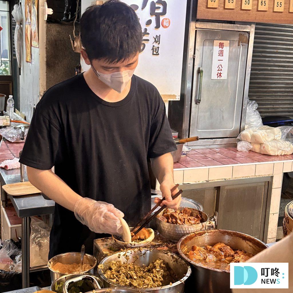 源芳刈包|台北必比登美食:肉口即化的五花肉+軟嫩的外皮,挑戰刈包天花板! 源芳刈包-製作2