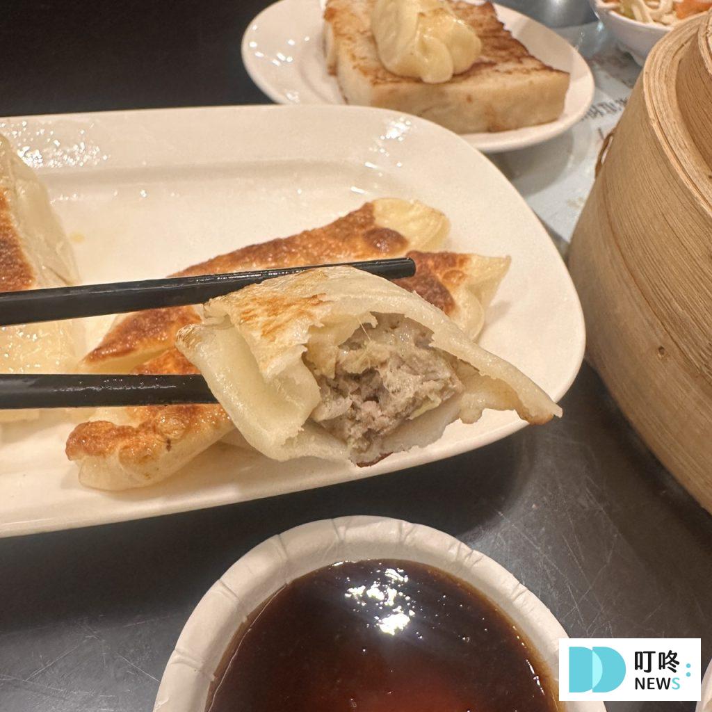 杭州小籠湯包|台北必比登美食:小籠湯包、蘿蔔糕必點!外國人來台必吃的人氣餐廳! 杭州小籠湯包_三鮮煎餃內餡