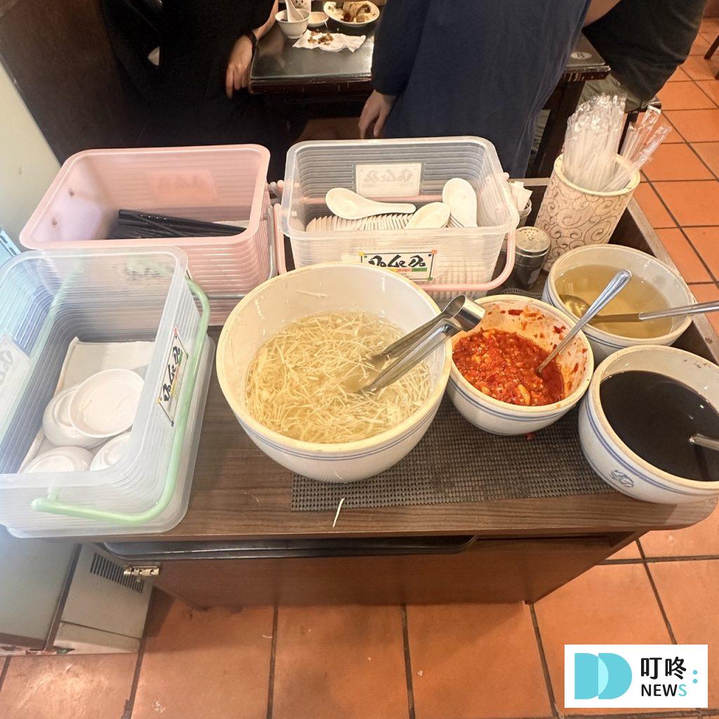 杭州小籠湯包|台北必比登美食:小籠湯包、蘿蔔糕必點!外國人來台必吃的人氣餐廳! 杭州小籠湯包_醬料區