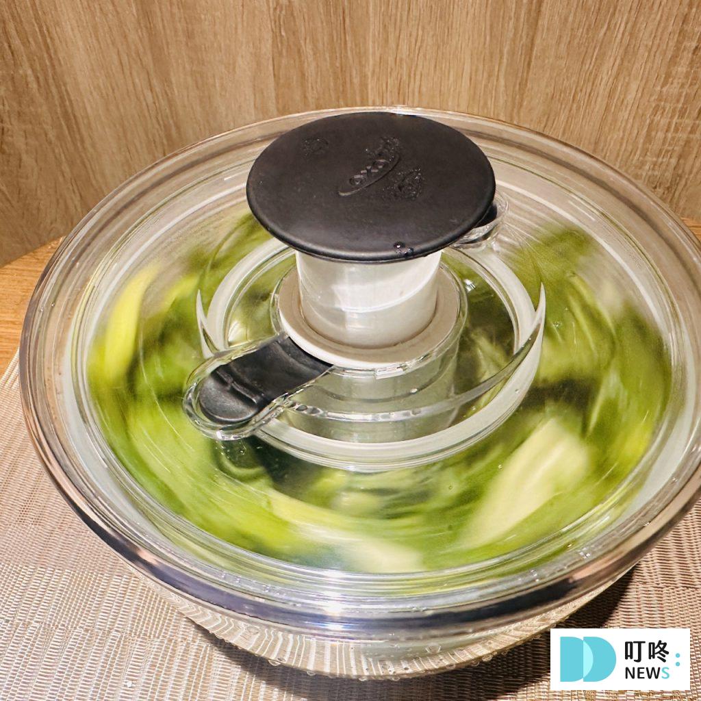 OXO 蔬菜脫水器_蔬菜示範3