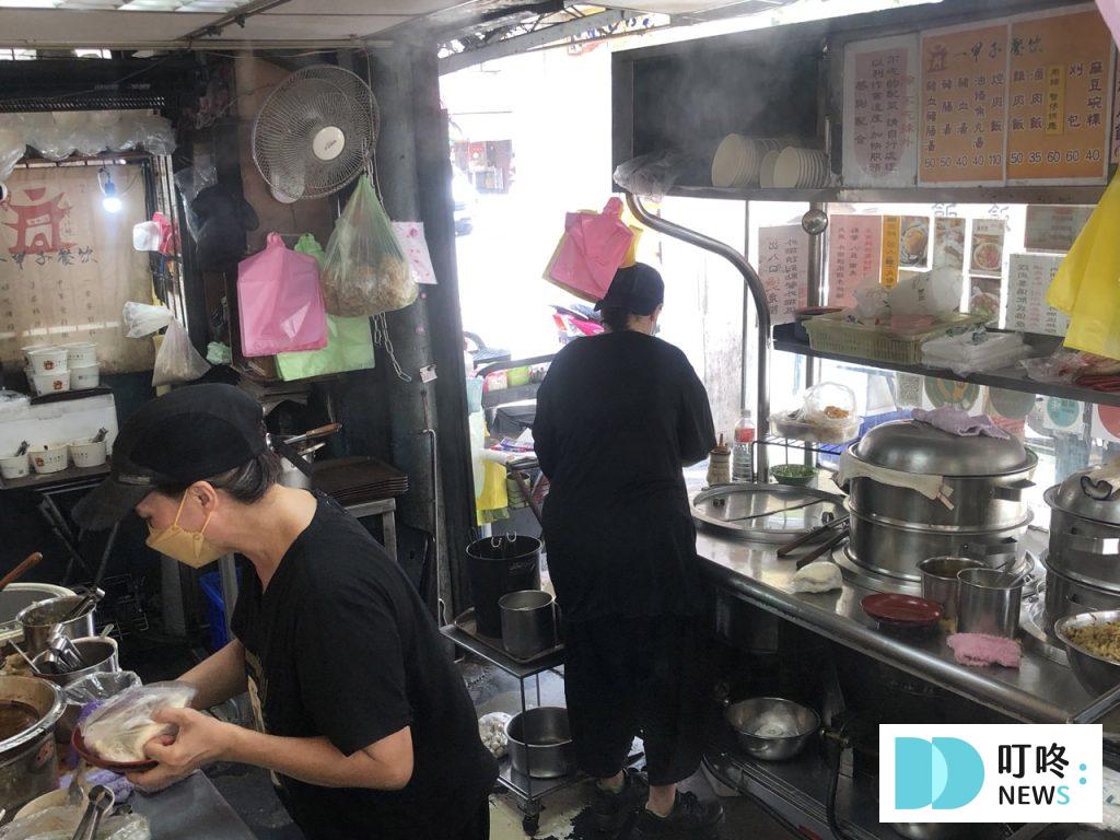 一甲子餐飲|台北必比登美食:祖師廟旁神級焢肉飯!入口即化、肉香四溢,萬華在地的好味道! 一甲子餐飲_廚房
