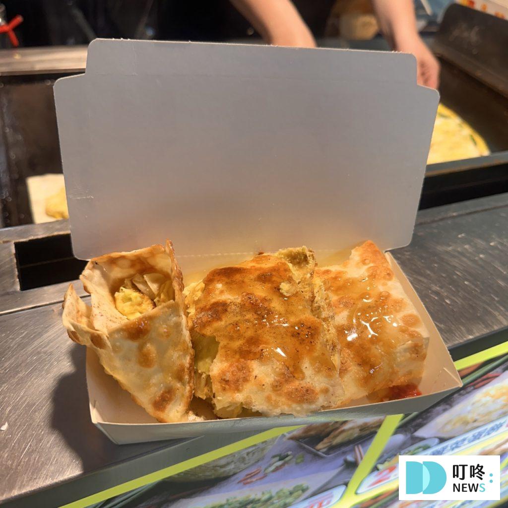 【饒河夜市美食推薦】10大必吃美食!必比登滷味攤、胡椒餅、舒芙蕾…等排隊美食一次看! 饒河夜市美食推薦_蛋餅2