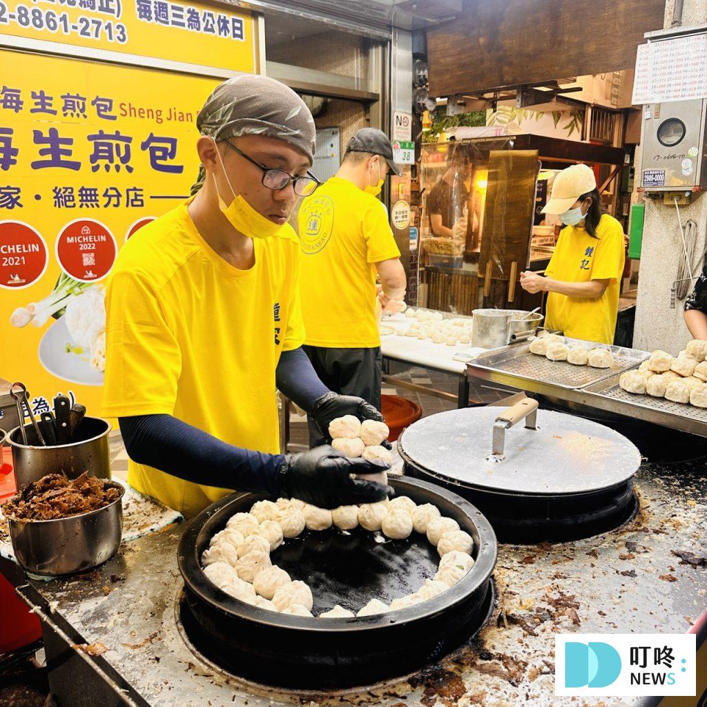 鍾記原上海生煎包|台北必比登美食:鮮肉包、高麗菜包開箱!外皮軟嫩、內餡汁多味美,值得一訪再訪! 鍾記原上海生煎包_生煎包製作3
