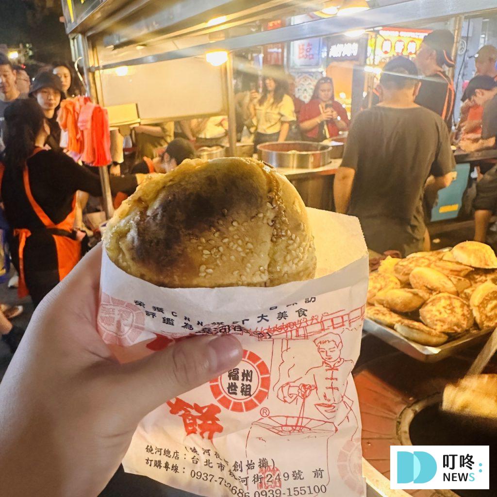 【饒河夜市美食推薦】10大必吃美食!必比登滷味攤、胡椒餅、舒芙蕾…等排隊美食一次看! 饒河夜市美食推薦_胡椒餅2