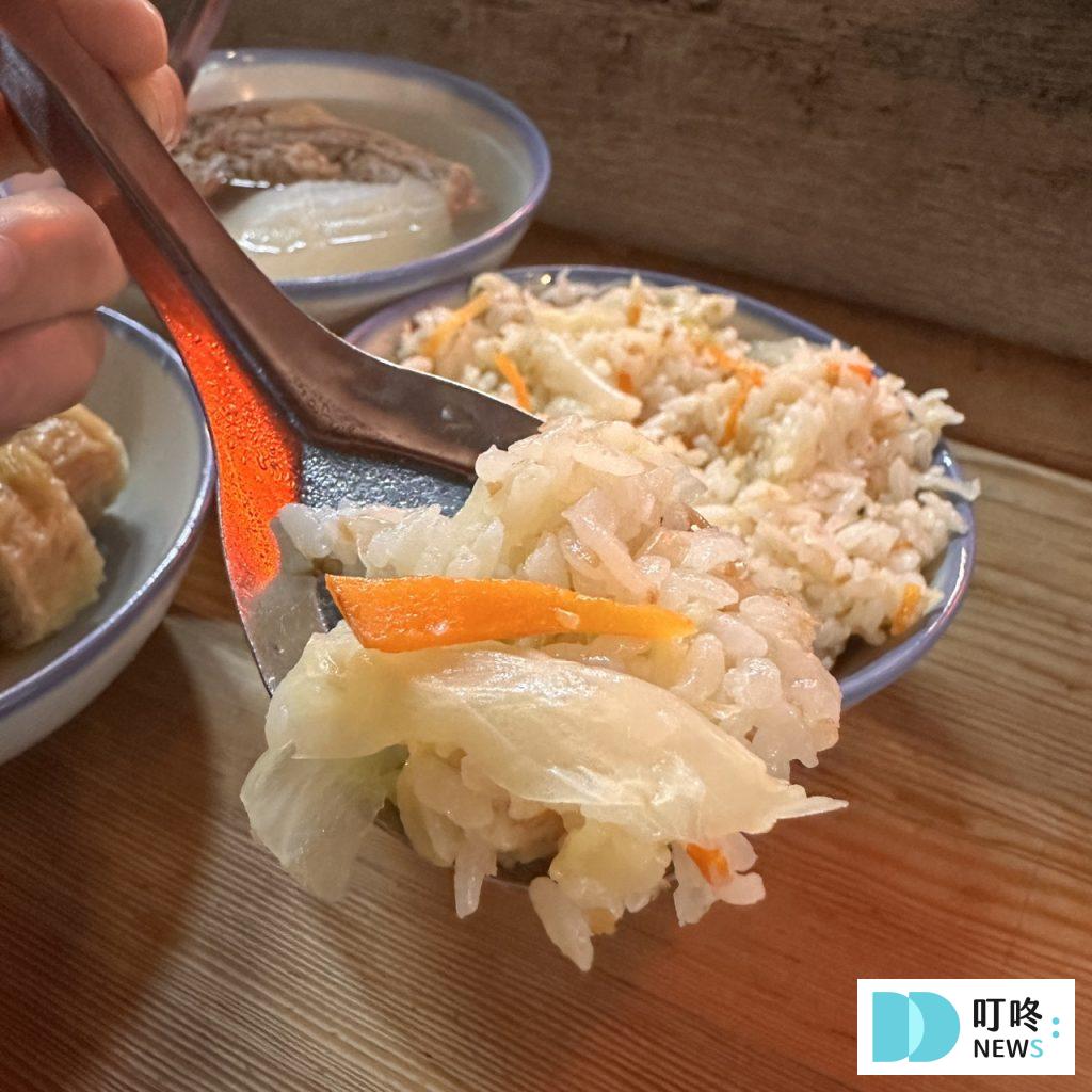 【灶頂原汁排骨湯高麗菜飯】台北必比登美食: 只要 30 元就能品嚐的經典美味開箱! 灶頂原汁排骨湯高麗菜飯_高麗菜飯2