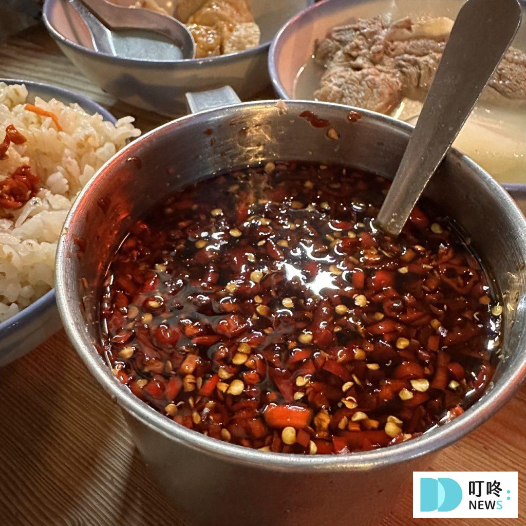 【灶頂原汁排骨湯高麗菜飯】台北必比登美食: 只要 30 元就能品嚐的經典美味開箱! 灶頂原汁排骨湯高麗菜飯_x辣椒醬油