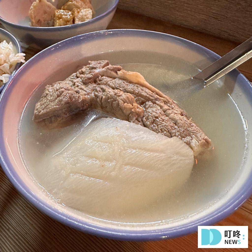 【灶頂原汁排骨湯高麗菜飯】台北必比登美食: 只要 30 元就能品嚐的經典美味開箱! 灶頂原汁排骨湯高麗菜飯_排骨湯