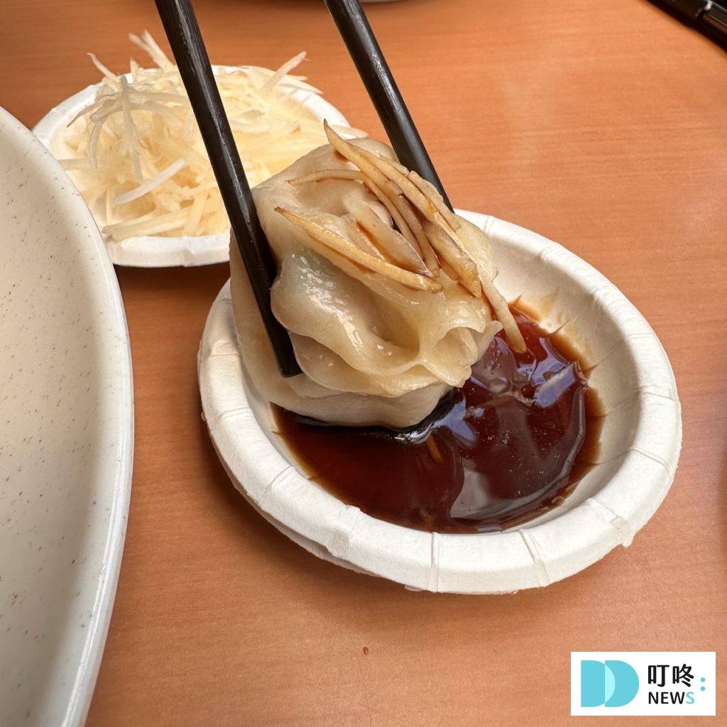 【好公道金雞園】台北必比登美食:深受外國旅客喜愛的中式老字號餐館!小籠包、麻醬麵必點 好公道金雞園_小籠湯包沾醬油
