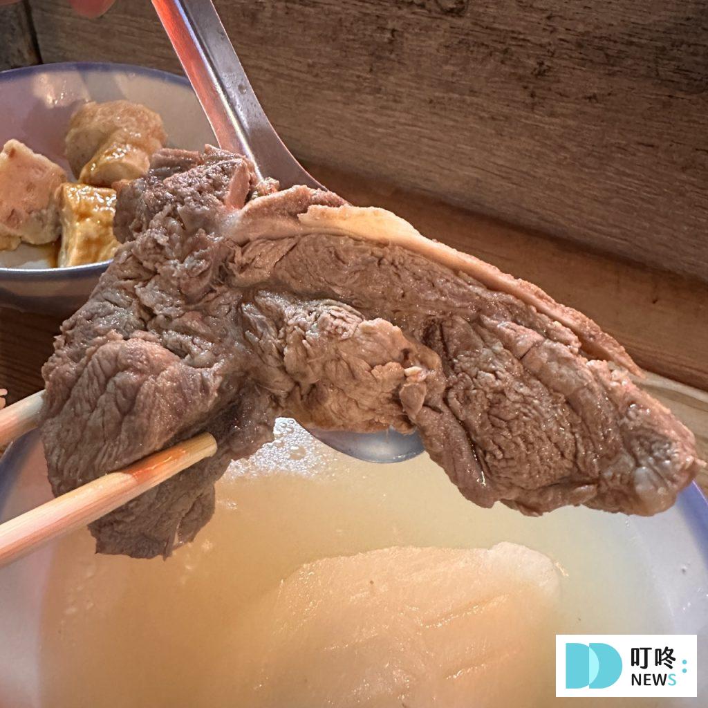【灶頂原汁排骨湯高麗菜飯】台北必比登美食: 只要 30 元就能品嚐的經典美味開箱! 灶頂原汁排骨湯高麗菜飯_排骨