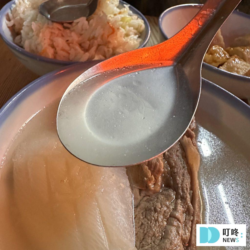 【灶頂原汁排骨湯高麗菜飯】台北必比登美食: 只要 30 元就能品嚐的經典美味開箱! 灶頂原汁排骨湯高麗菜飯_排骨湯2