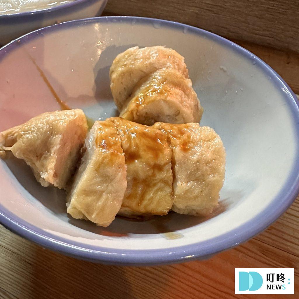 【灶頂原汁排骨湯高麗菜飯】台北必比登美食: 只要 30 元就能品嚐的經典美味開箱! 灶頂原汁排骨湯高麗菜飯_招牌肉捲