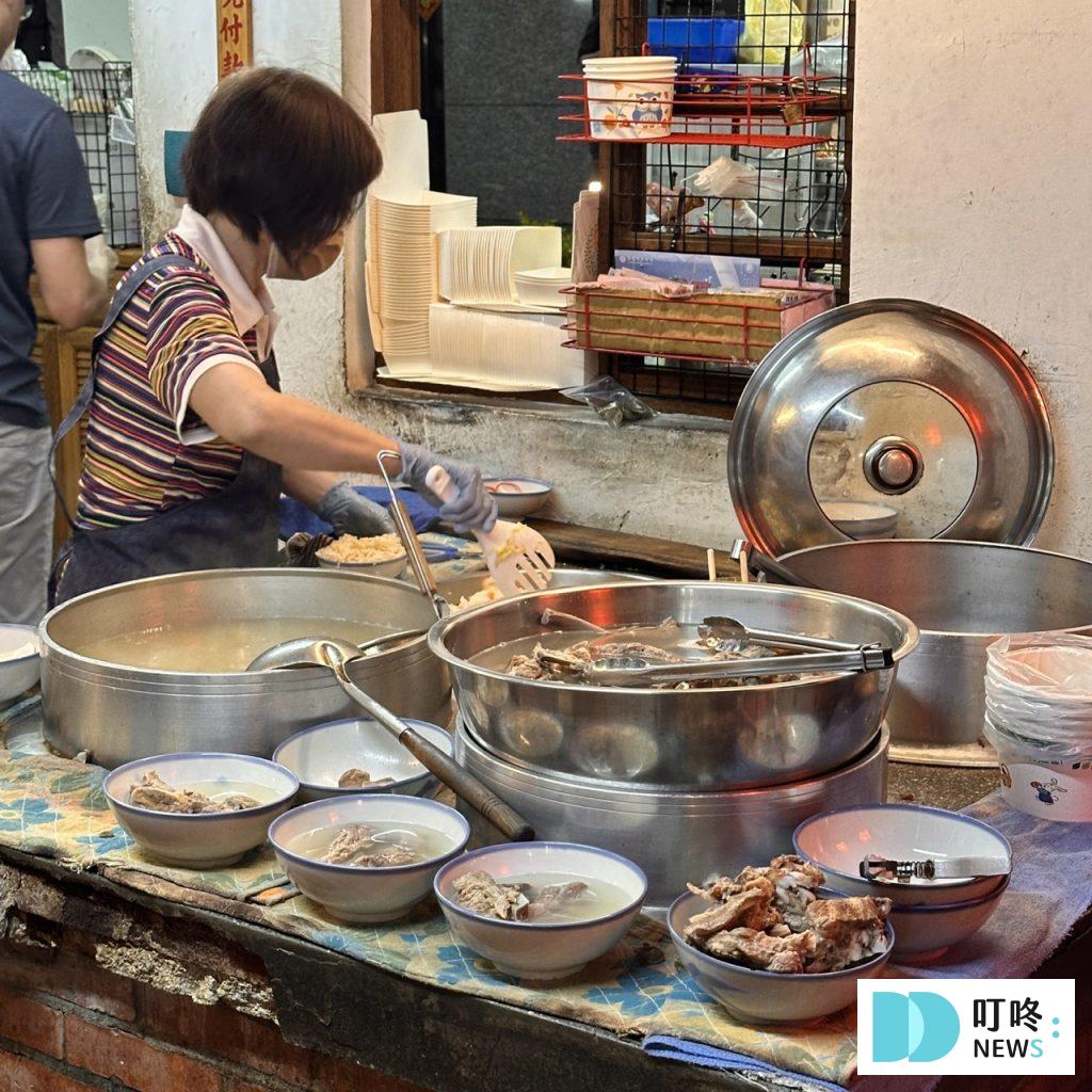 【灶頂原汁排骨湯高麗菜飯】台北必比登美食: 只要 30 元就能品嚐的經典美味開箱! 灶頂原汁排骨湯高麗菜飯_外觀3