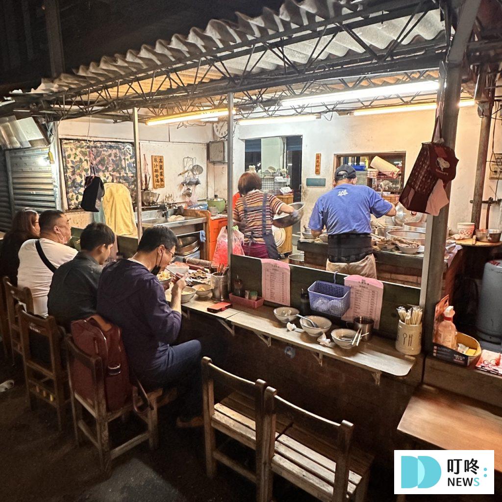【灶頂原汁排骨湯高麗菜飯】台北必比登美食: 只要 30 元就能品嚐的經典美味開箱! 灶頂原汁排骨湯高麗菜飯_座位