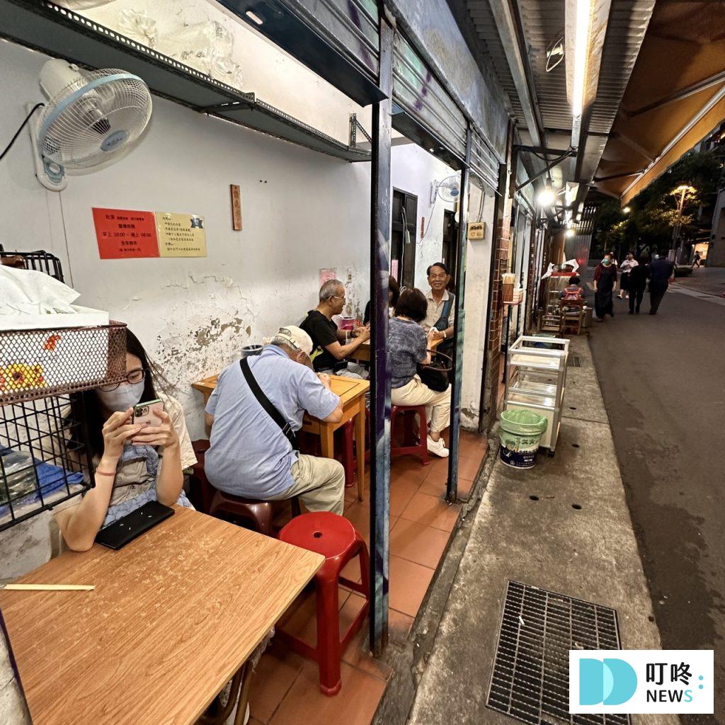 【灶頂原汁排骨湯高麗菜飯】台北必比登美食: 只要 30 元就能品嚐的經典美味開箱! 灶頂原汁排骨湯高麗菜飯_座位2