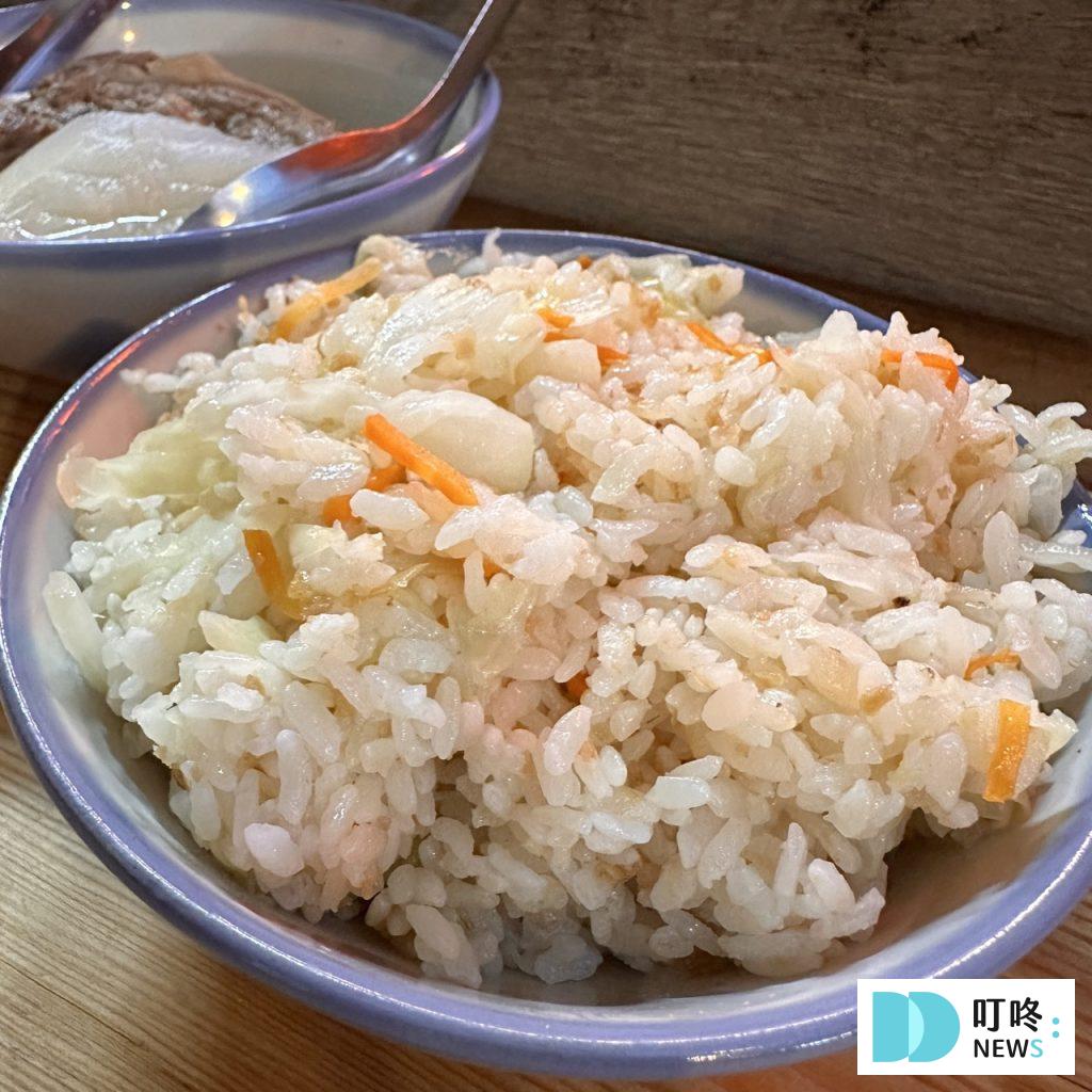 【灶頂原汁排骨湯高麗菜飯】台北必比登美食: 只要 30 元就能品嚐的經典美味開箱! 灶頂原汁排骨湯高麗菜飯_高麗菜飯