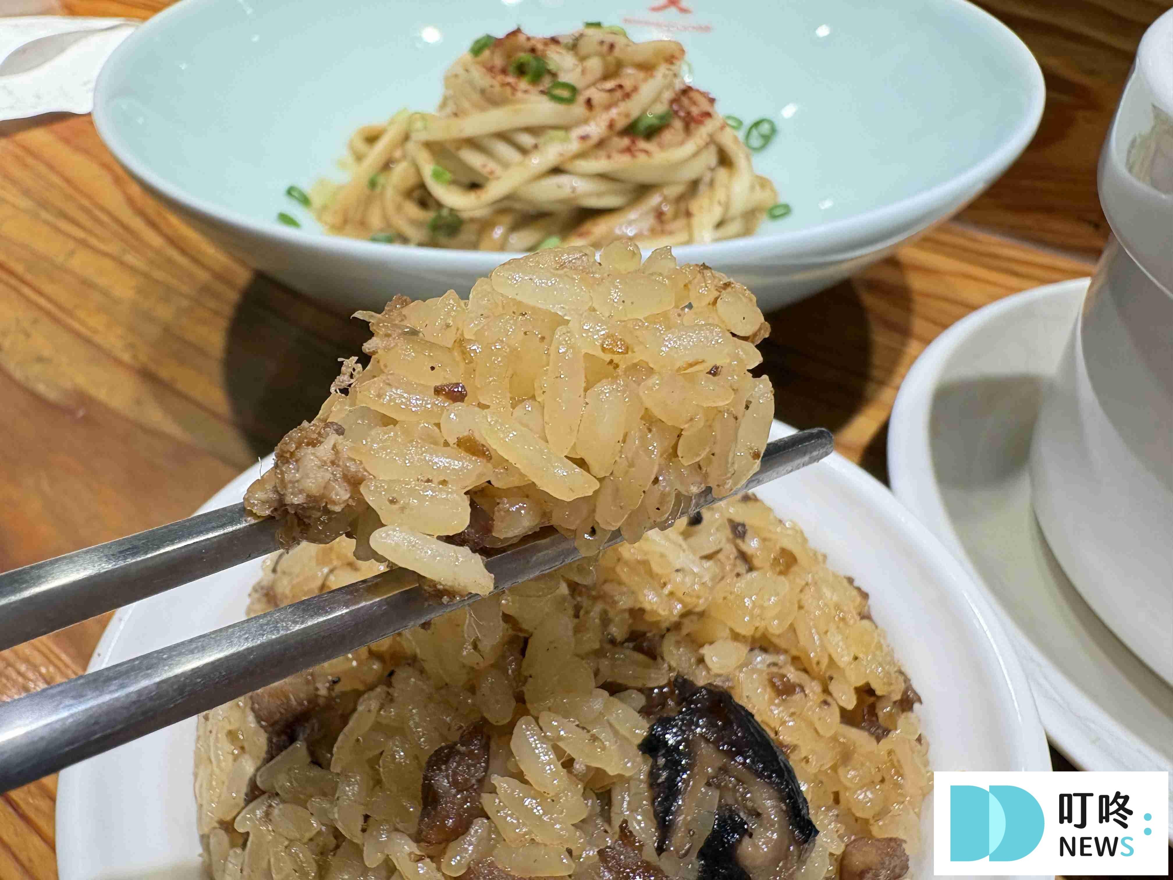 【雙月食品社(青島東路)】台北必比登美食:高品質的料理、銅板級的價位!油飯、湯品、滷味必點! 雙月食品社_油飯2