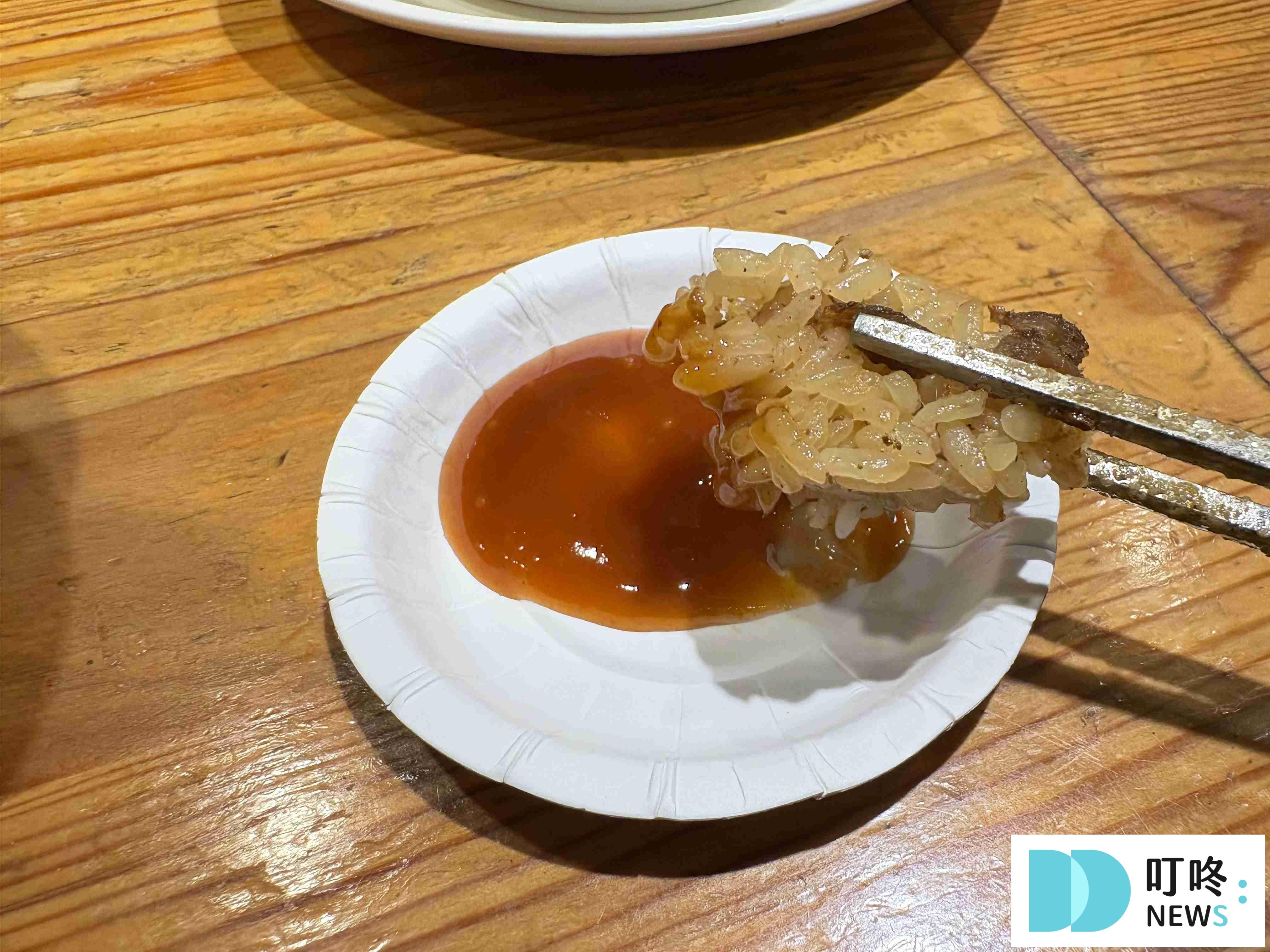 【雙月食品社(青島東路)】台北必比登美食:高品質的料理、銅板級的價位!油飯、湯品、滷味必點! 雙月食品社_油飯沾醬