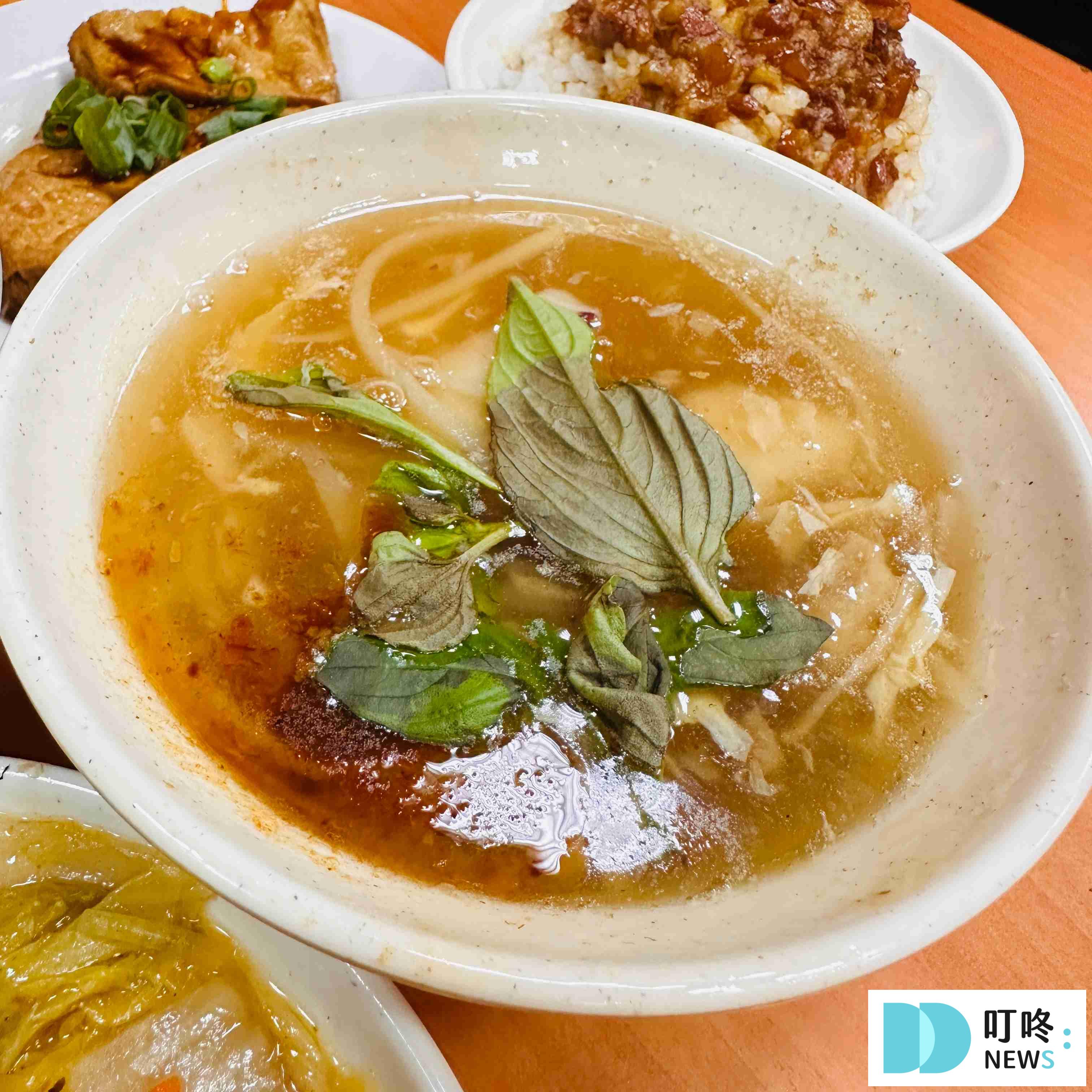 【黃記魯肉飯】2025台北必比登新上榜|晴光市場旁的排隊美食!魯肉飯、花枝焿、小菜開箱! 黃記滷肉飯_花枝羹
