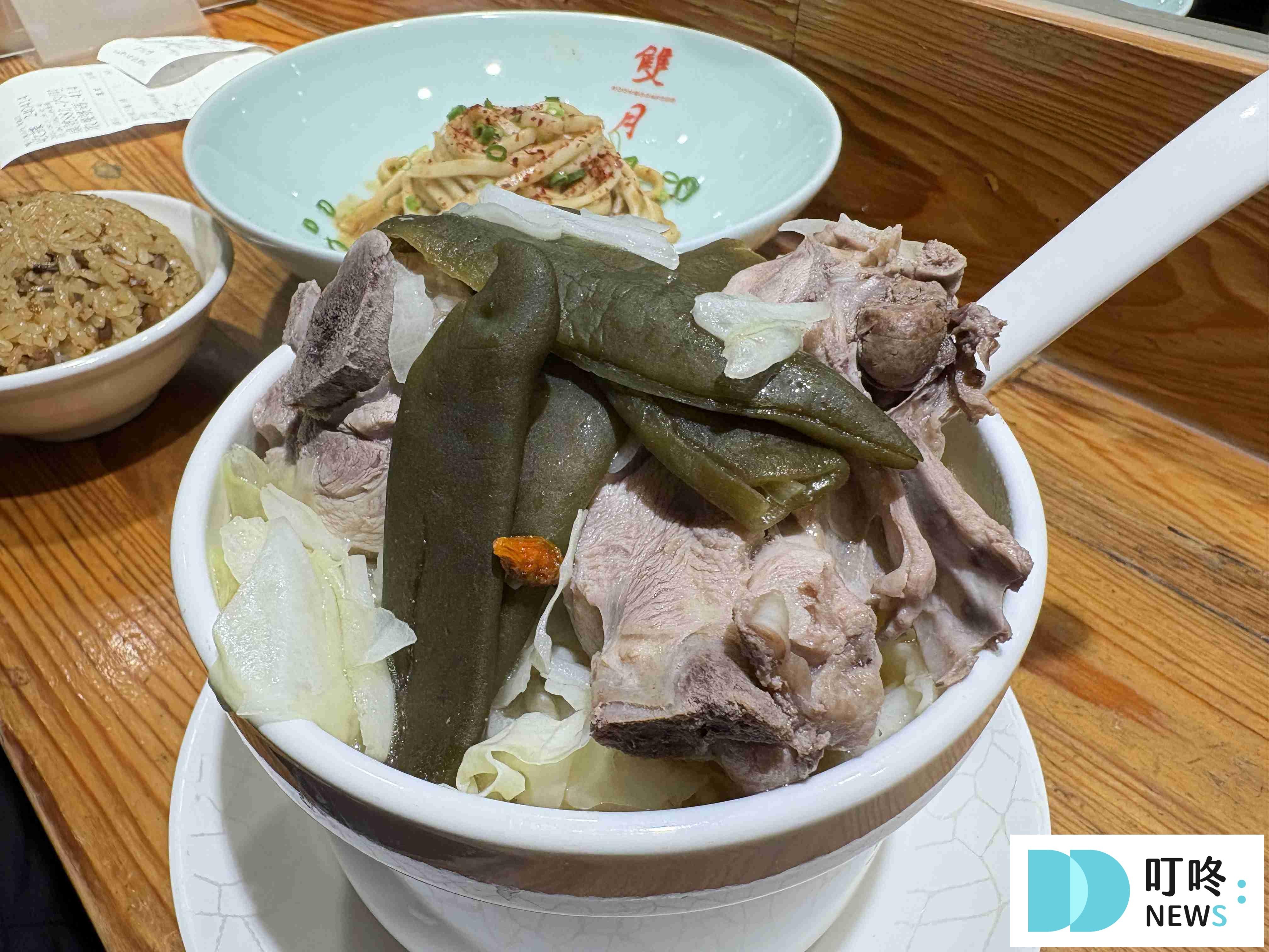 【雙月食品社(青島東路)】台北必比登美食:高品質的料理、銅板級的價位!油飯、湯品、滷味必點! 雙月食品社_剝皮辣椒雞湯