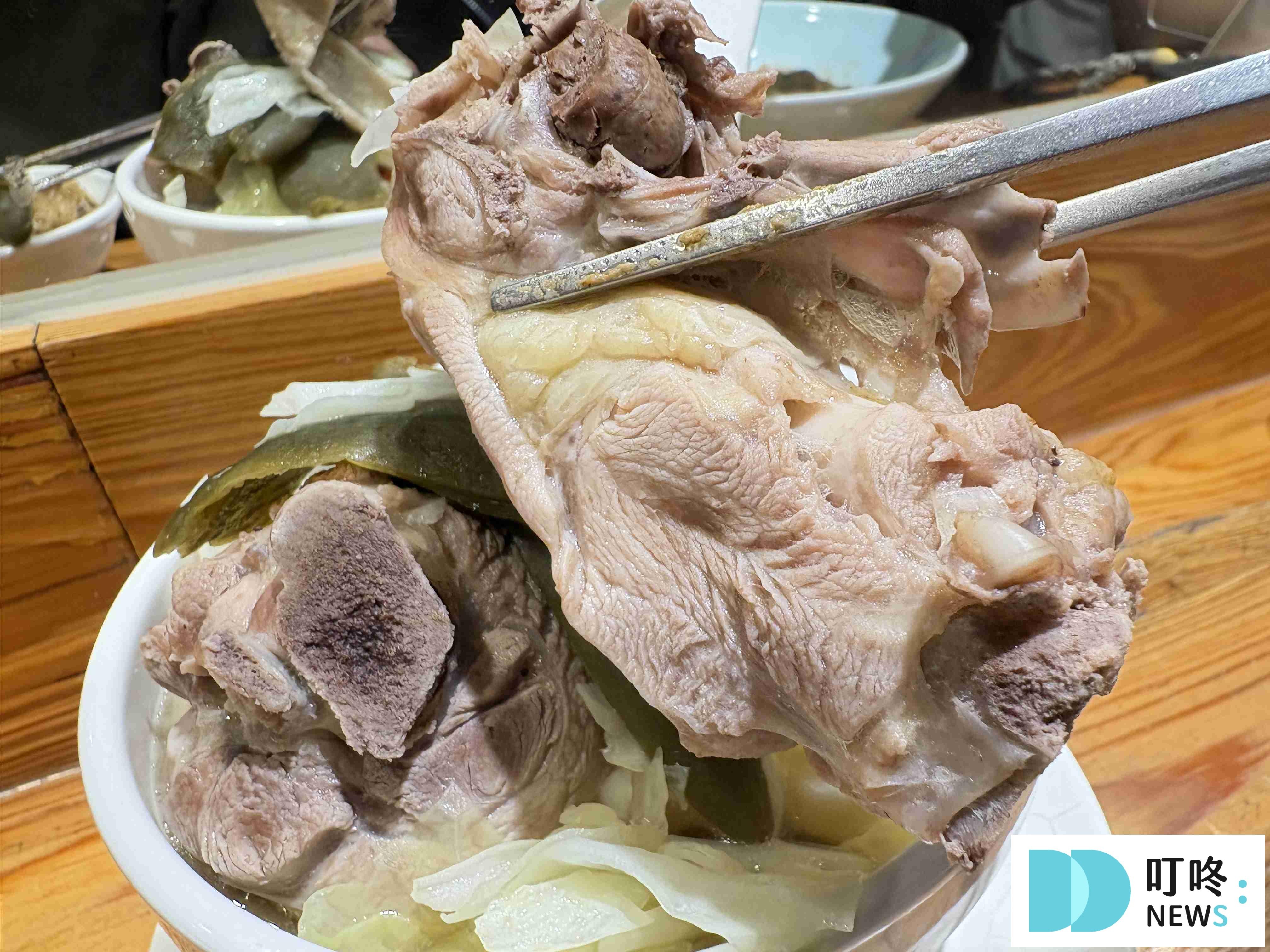 【雙月食品社(青島東路)】台北必比登美食:高品質的料理、銅板級的價位!油飯、湯品、滷味必點! 雙月食品社_剝皮辣椒雞湯_雞肉