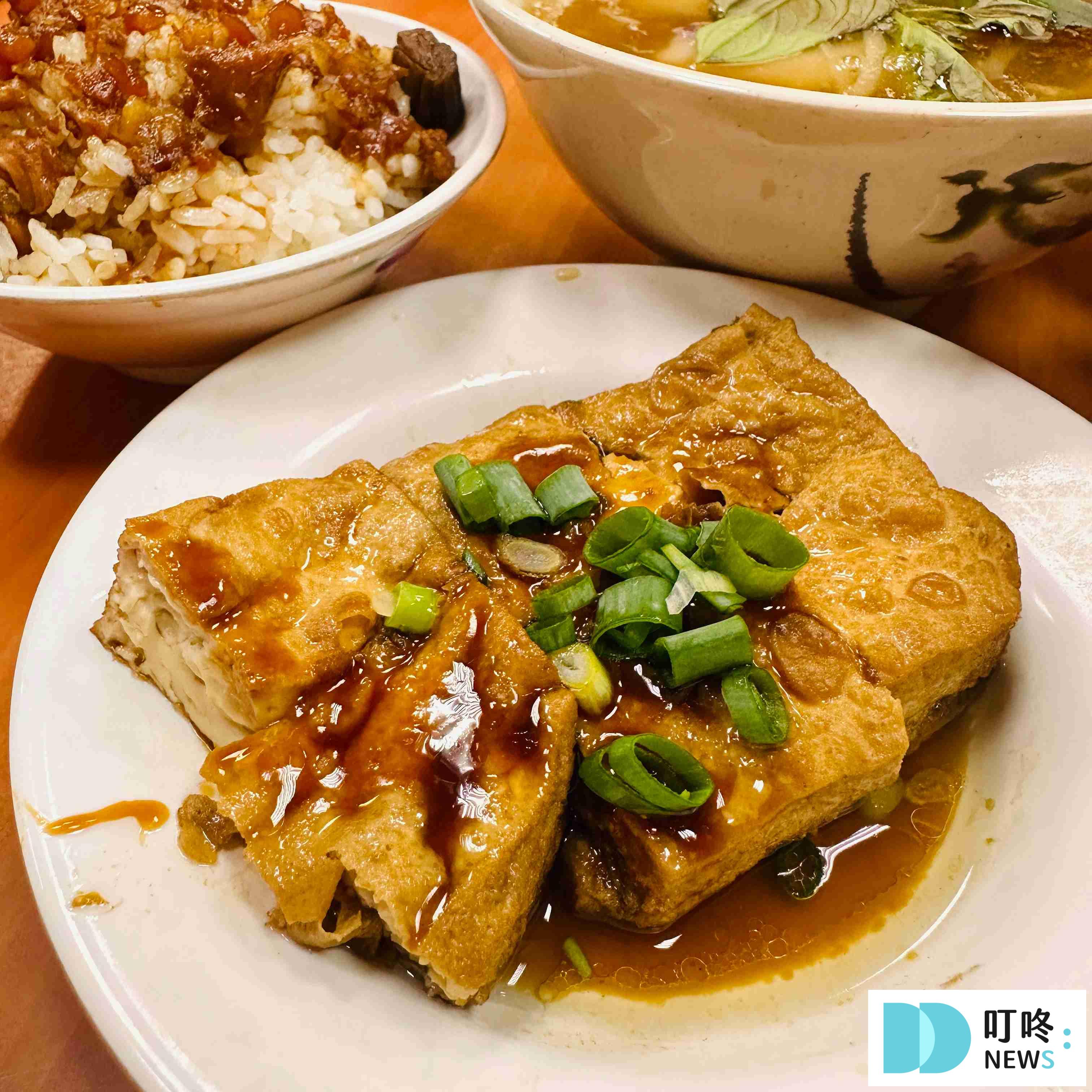 【黃記魯肉飯】2025台北必比登新上榜|晴光市場旁的排隊美食!魯肉飯、花枝焿、小菜開箱! 黃記滷肉飯_油豆腐
