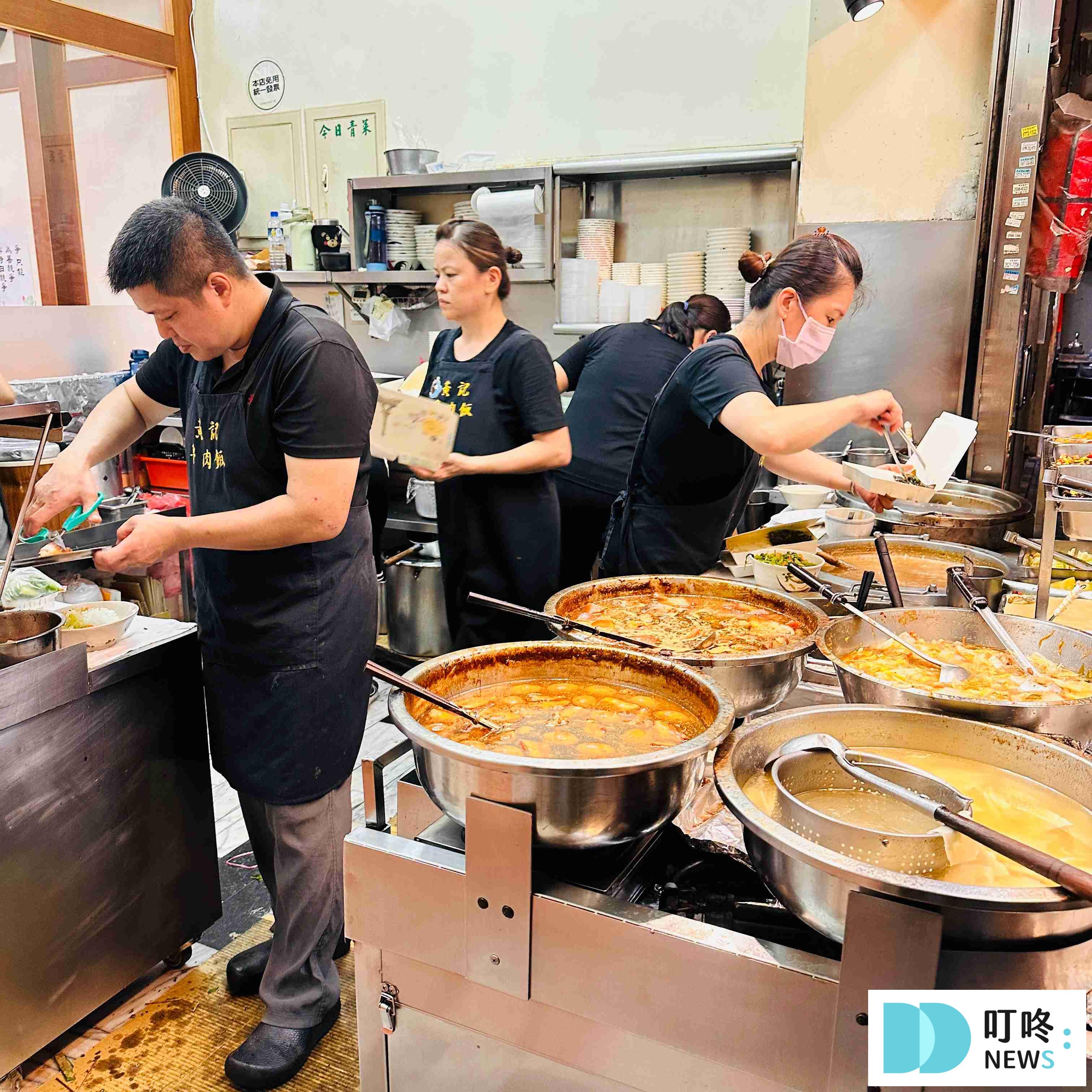 【黃記魯肉飯】2025台北必比登新上榜|晴光市場旁的排隊美食!魯肉飯、花枝焿、小菜開箱! 黃記滷肉飯_廚房