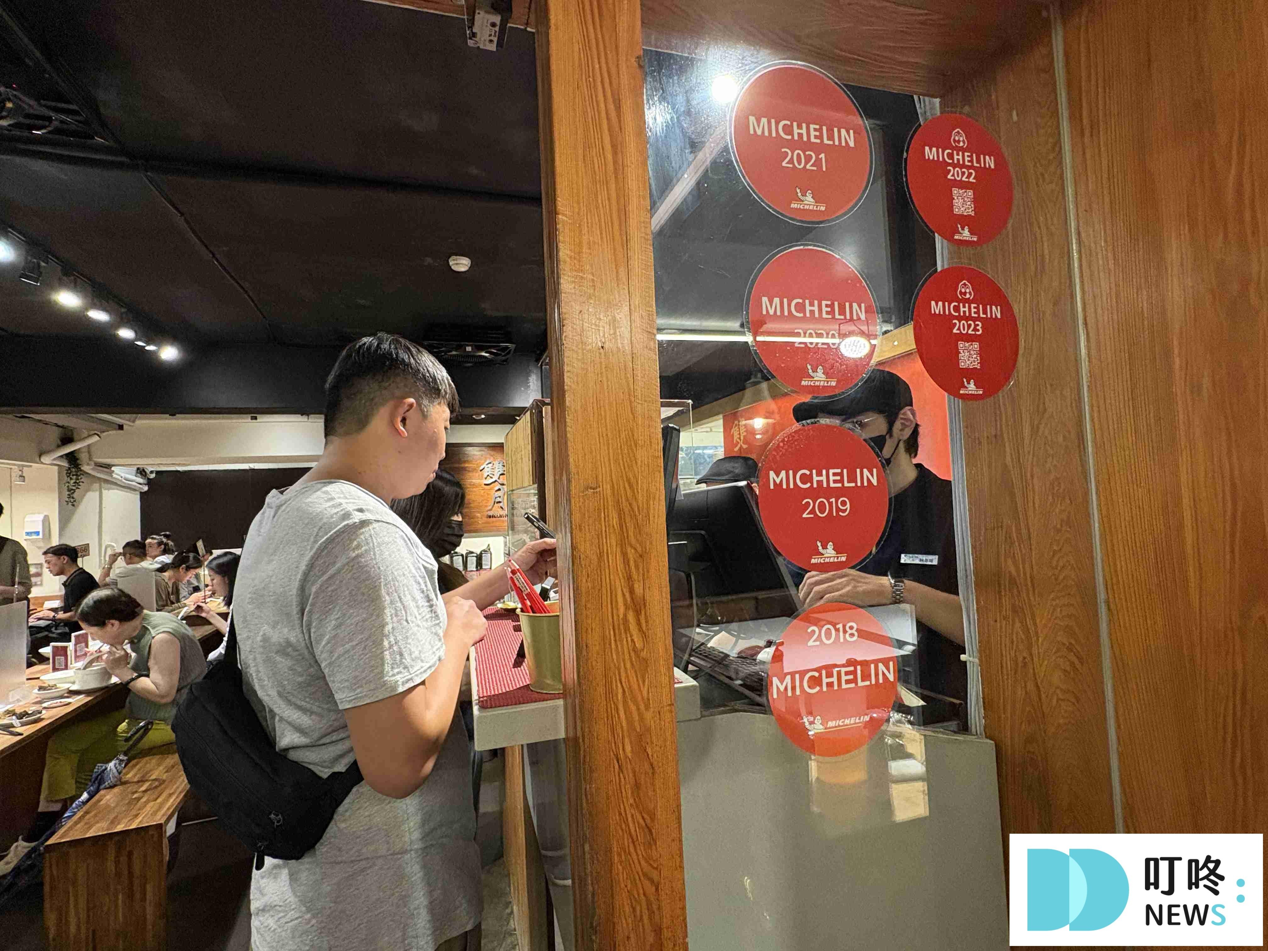 【雙月食品社(青島東路)】台北必比登美食:高品質的料理、銅板級的價位!油飯、湯品、滷味必點! 雙月食品社_米其林