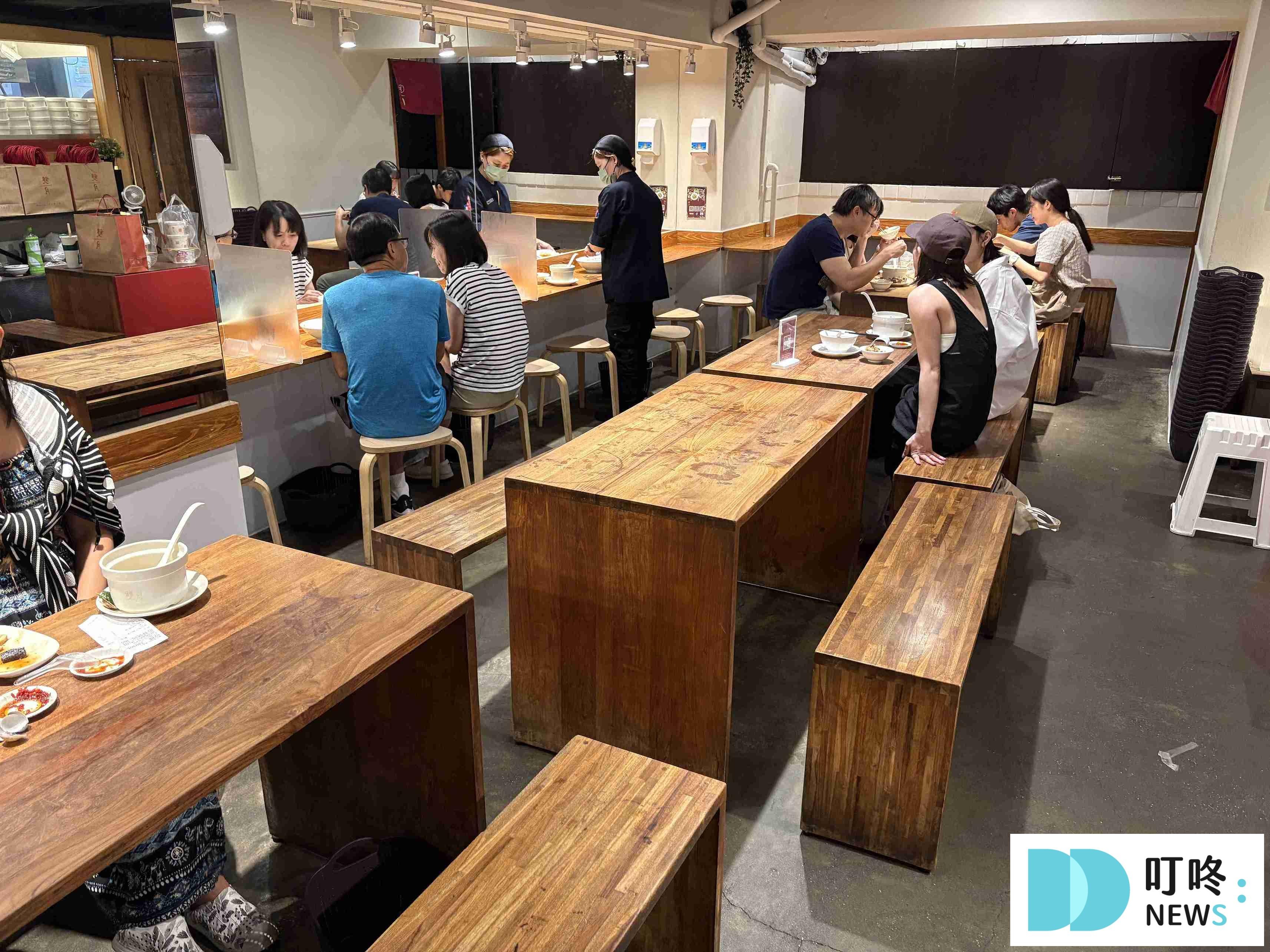 【雙月食品社(青島東路)】台北必比登美食:高品質的料理、銅板級的價位!油飯、湯品、滷味必點! 雙月食品社_座位