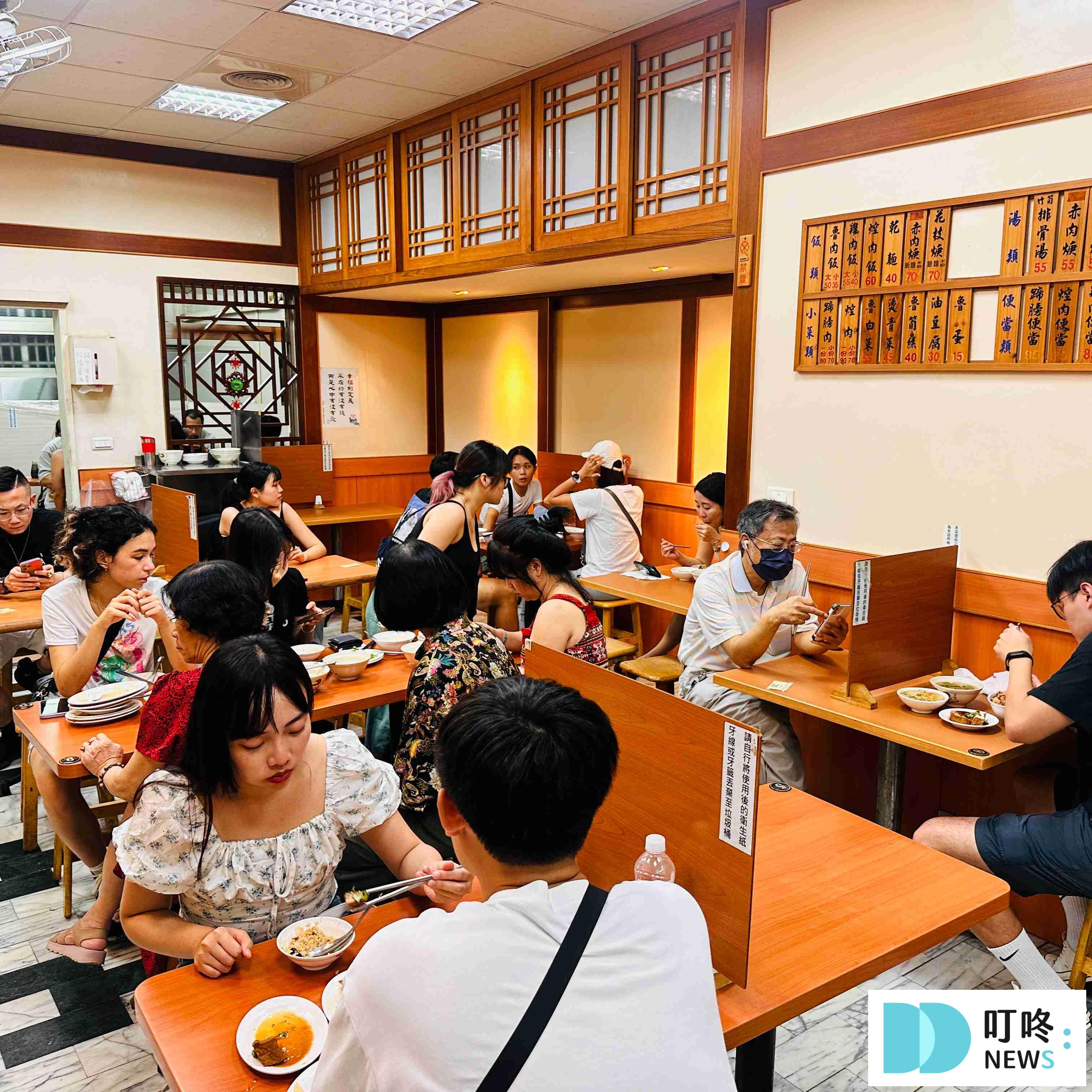 【黃記魯肉飯】2025台北必比登新上榜|晴光市場旁的排隊美食!魯肉飯、花枝焿、小菜開箱! 黃記滷肉飯_座位