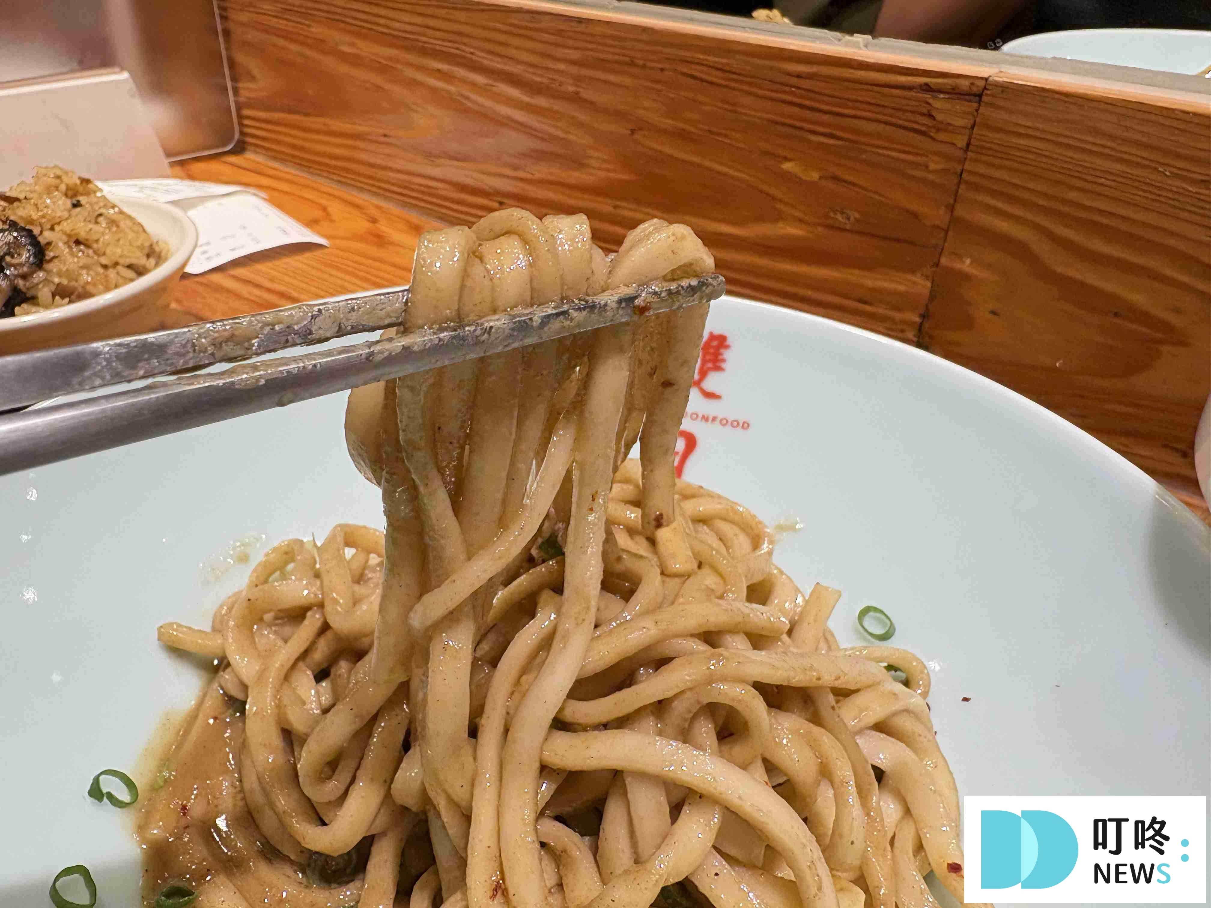 【雙月食品社(青島東路)】台北必比登美食:高品質的料理、銅板級的價位!油飯、湯品、滷味必點! 雙月食品社_椒芝麵2