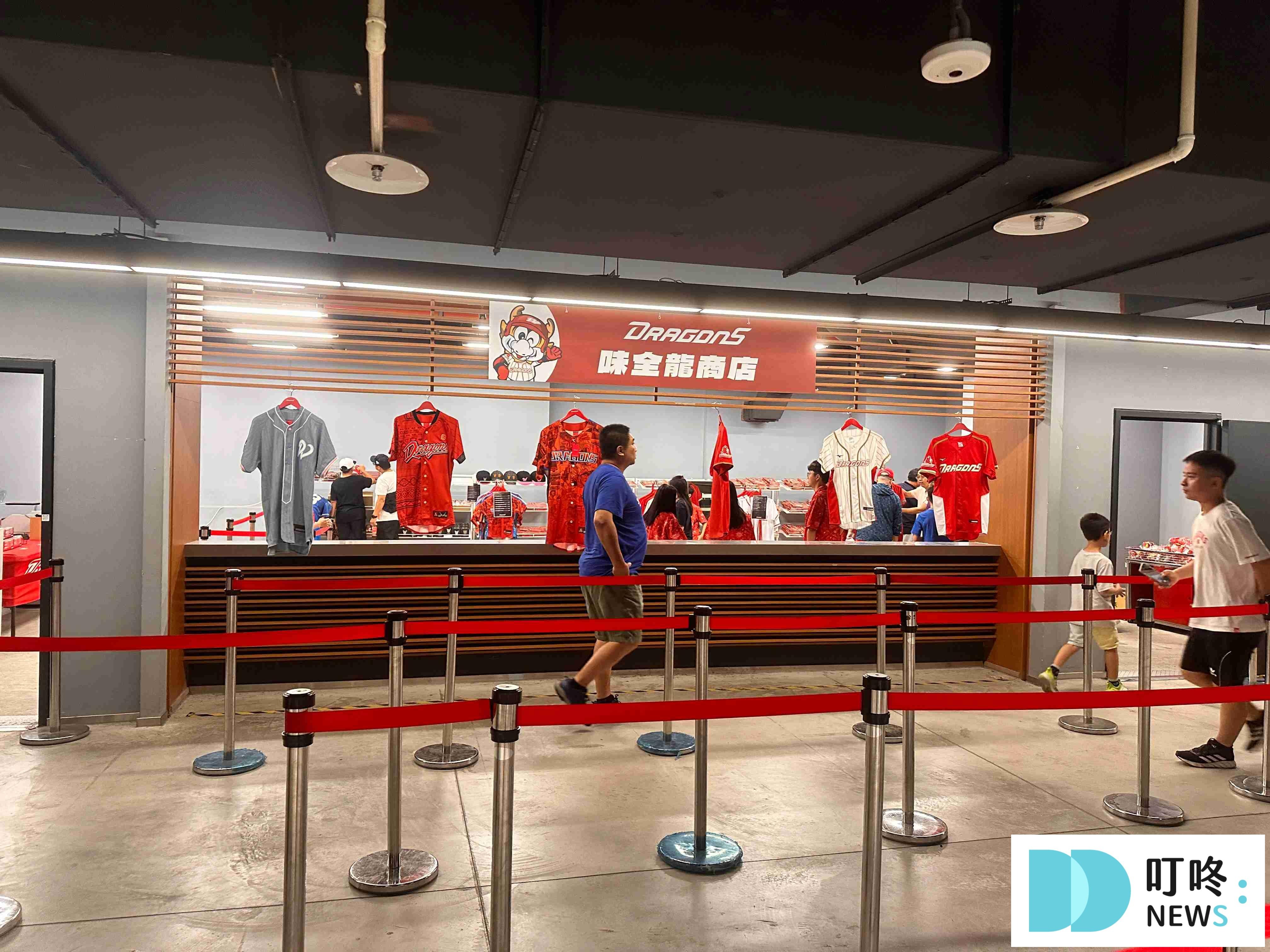 【台北大巨蛋開箱】棒球迷必看!停車場、入場動線、看臺視野完整分享! 台北大巨蛋_攤位2