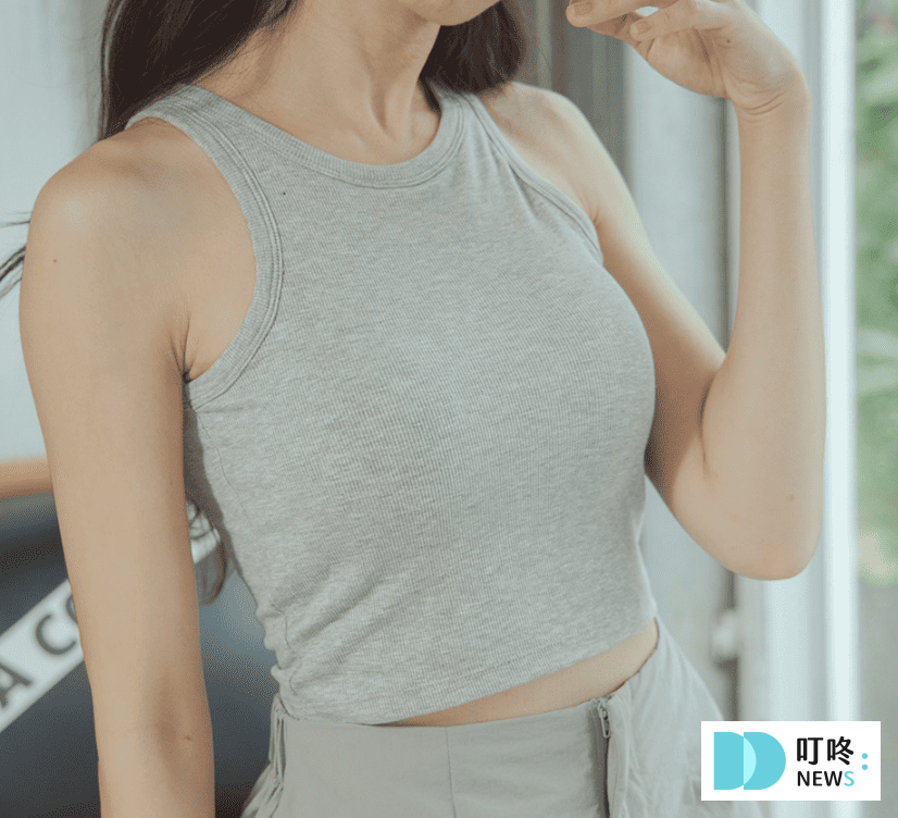 Bra top推薦|實穿好搭:dcard、ptt必買10款Bra top品牌,教你選對材質、尺寸 QUEENSHOP|圓領合身坑條削肩Bra top $240