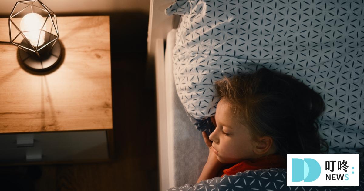 寒流來襲也能一夜好眠!提高睡眠品質的10款助眠好物推薦,有效改善睡眠環境、破解「蓋厚被子、熱牛奶」助眠迷思,一篇全解析! 助眠好物推薦3:助眠燈